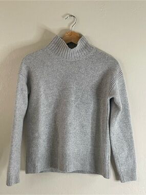 J. McLaughlin Light Gray Cashmere Ribbed Mock Neck Sweater